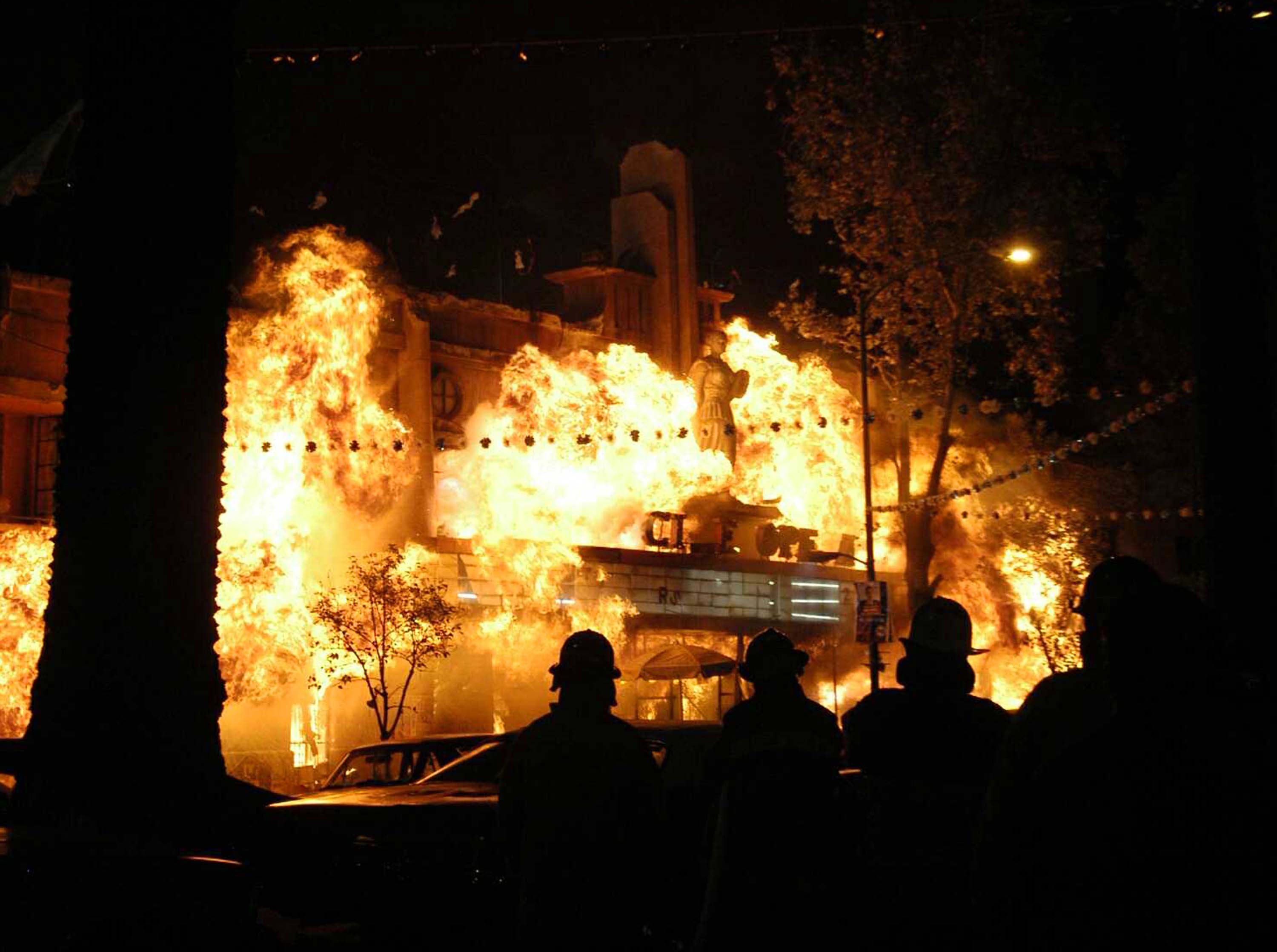 A theatre is set ablaze during filming for the movie "Man on Fire," on May 15, 2003, in Mexico City. | Source: Getty Images