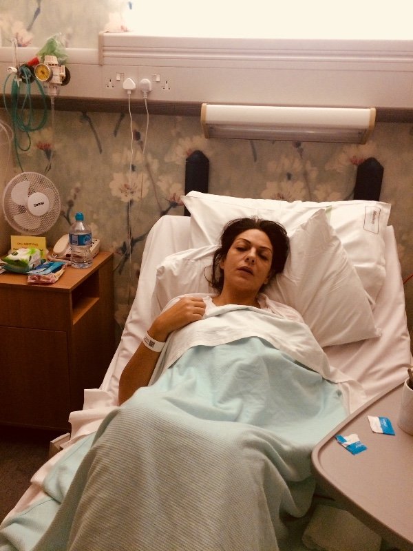 Nicole Elkabbas postrada en una cama. | Foto: Gofundme Nicole Elkabbas postrada en una cama. | Foto: Gofundme
