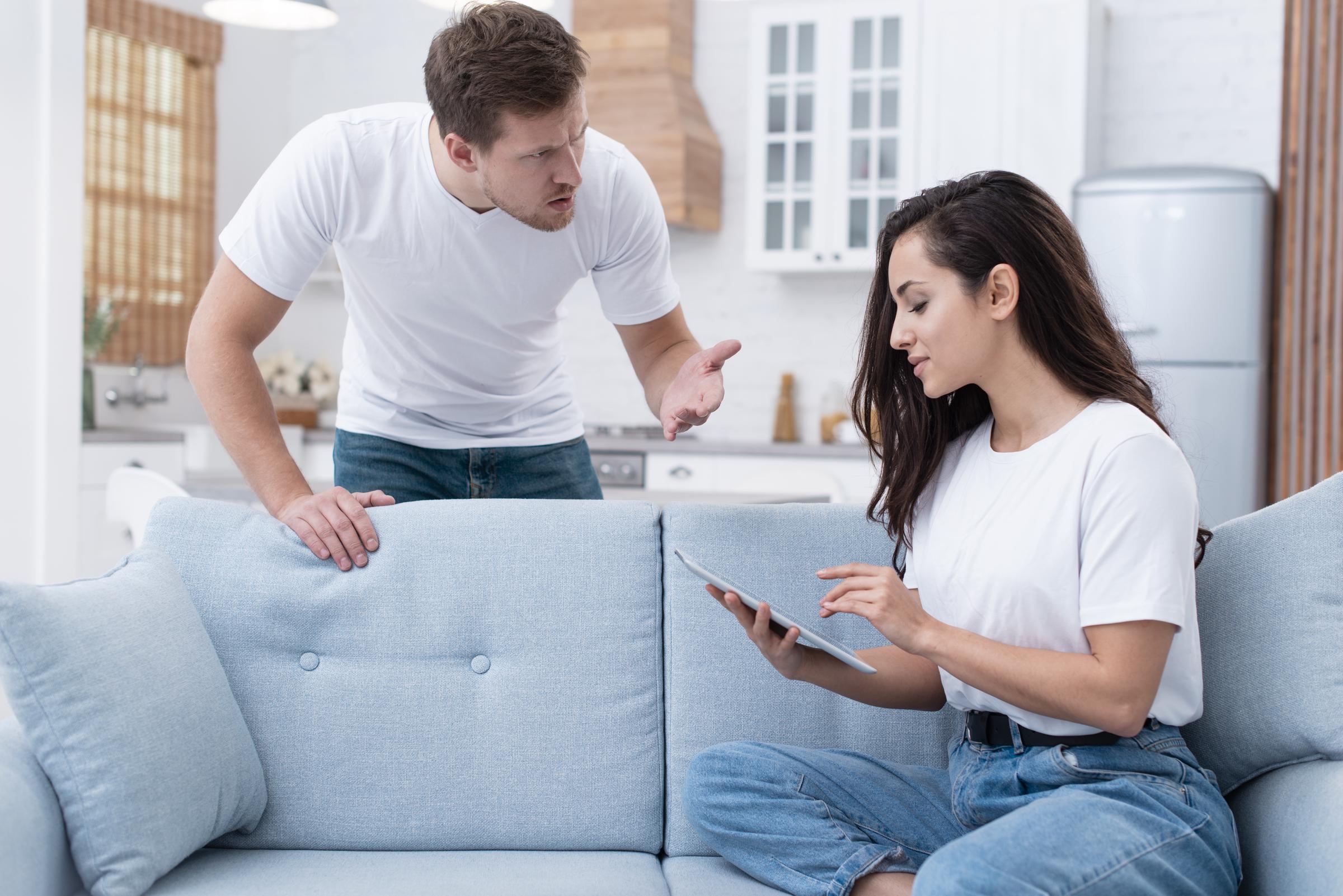 An angry man gesturing to a woman | Source: Freepik