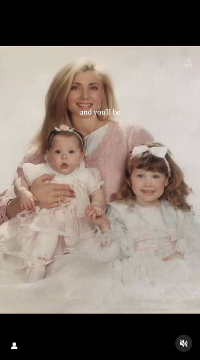 Pamela Bach-Hasselhoff posing for a photo with a young Taylor and Hayley | Source: Instagram/tay