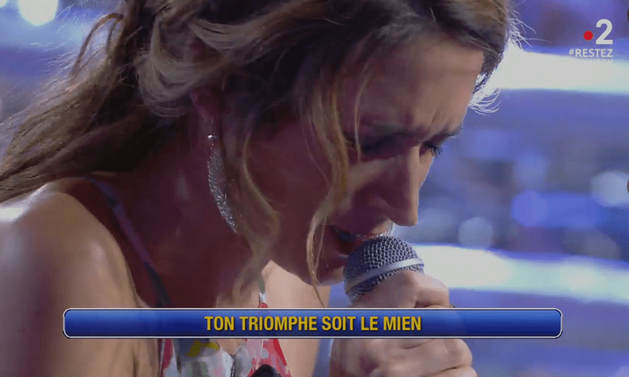 Élodie chante dans "N'oubliez pas les paroles" | Photo : France 2.