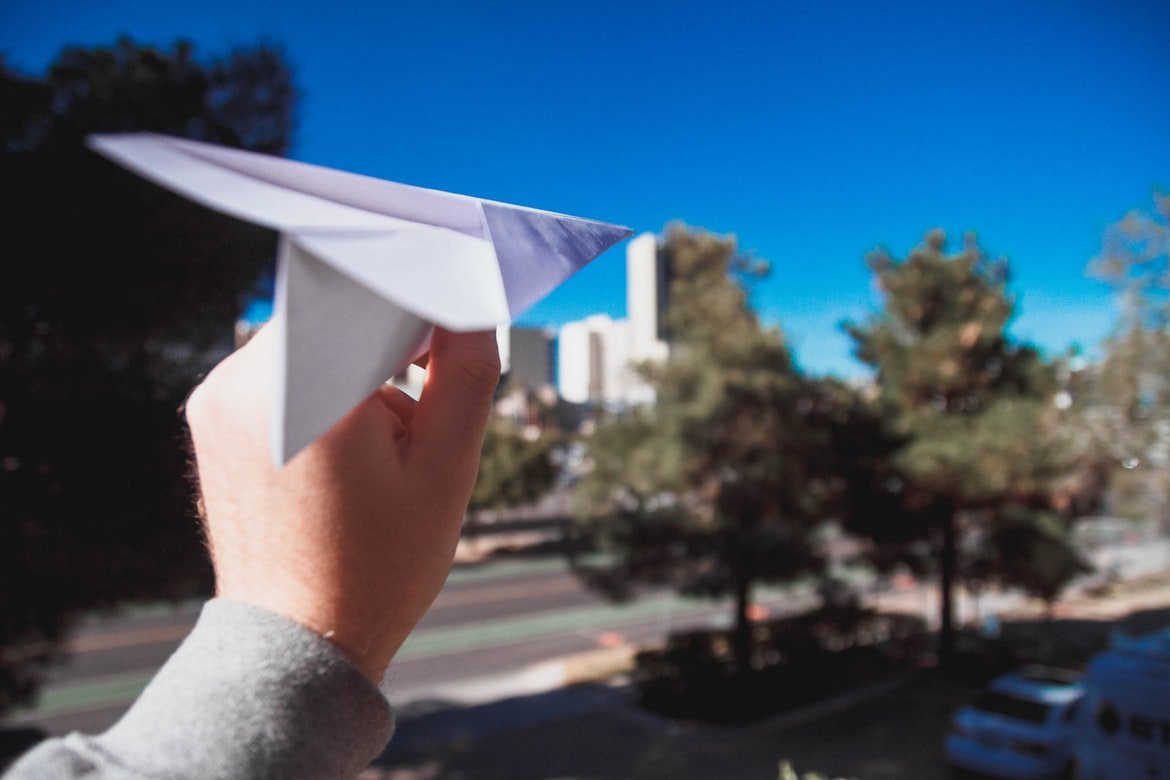 Avión de papel. | Foto: Unsplash