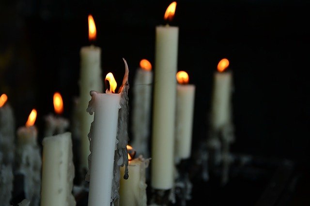 Velas encendidas en funeral. | Foto: Pixabay