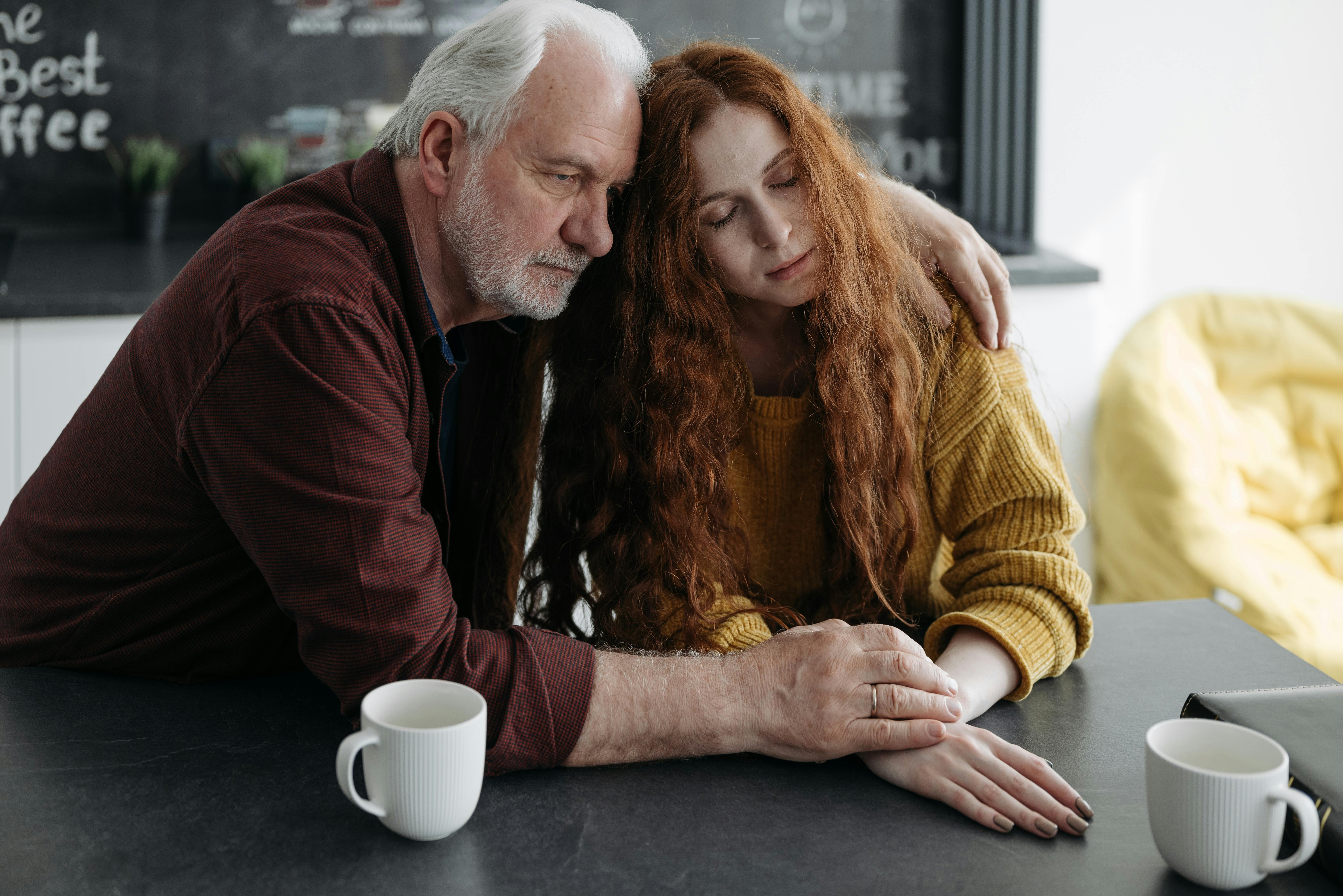 A sad father with his daughter | Source: Pexels