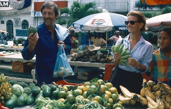 Nicole Garcia et Jean Rochefort en Guadeloupe. |Photo : Getty Images