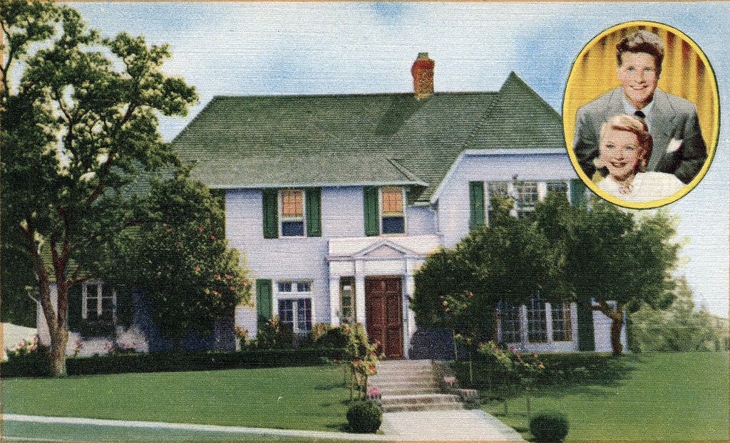 Postcard of the home of Ozzie Nelson and Harriet Nelson in circa 1950 in Los Angeles, California | Photo: Getty Images