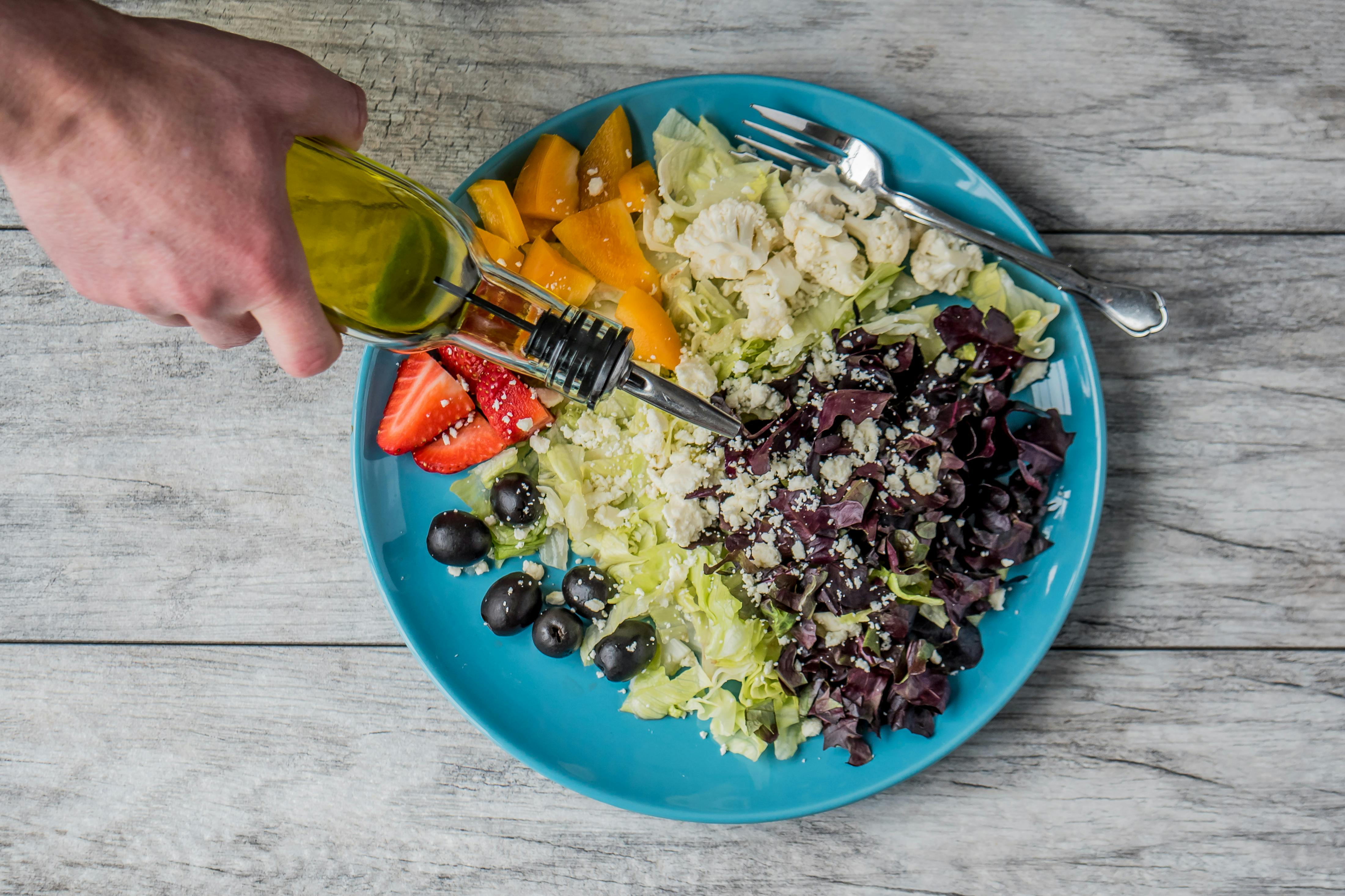 A salad drizzled in olive oil | Source: Pexels