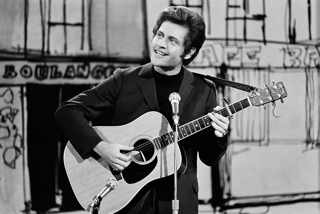 Joe Dassin dans l'émission "TV on Sunday". | Photo : Getty Images Joe Dassin dans l'émission "TV on Sunday". | Photo : Getty Images