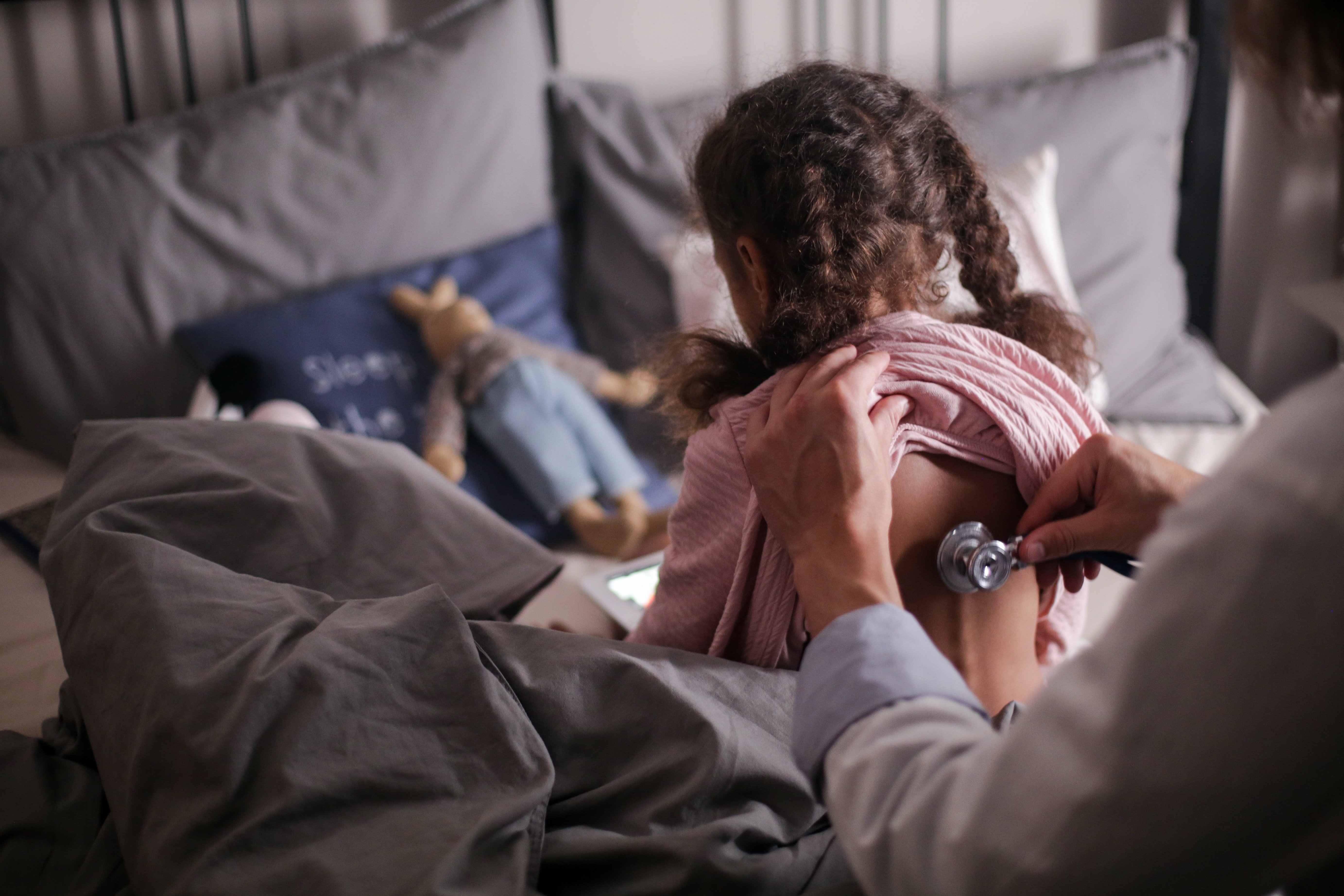 A man taking a child's temperature | Photo: Pexels