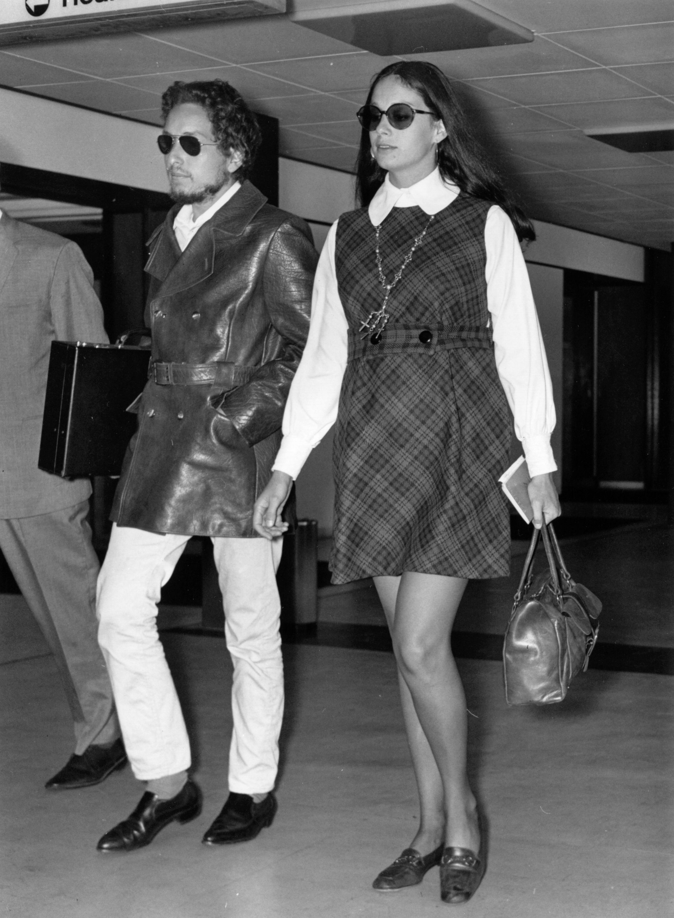 Bob Dylan and his then-wife, Sara Dylan, arrive at an airport on September 2, 1969. | Source: Getty Images