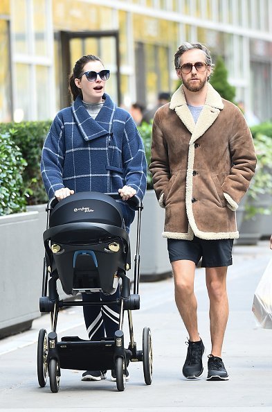 Anne Hathaway and Adam Shulman are seen walking with son Jonathan in Midtown on October 24, 2016 in New York City. | Photo: Getty Images
