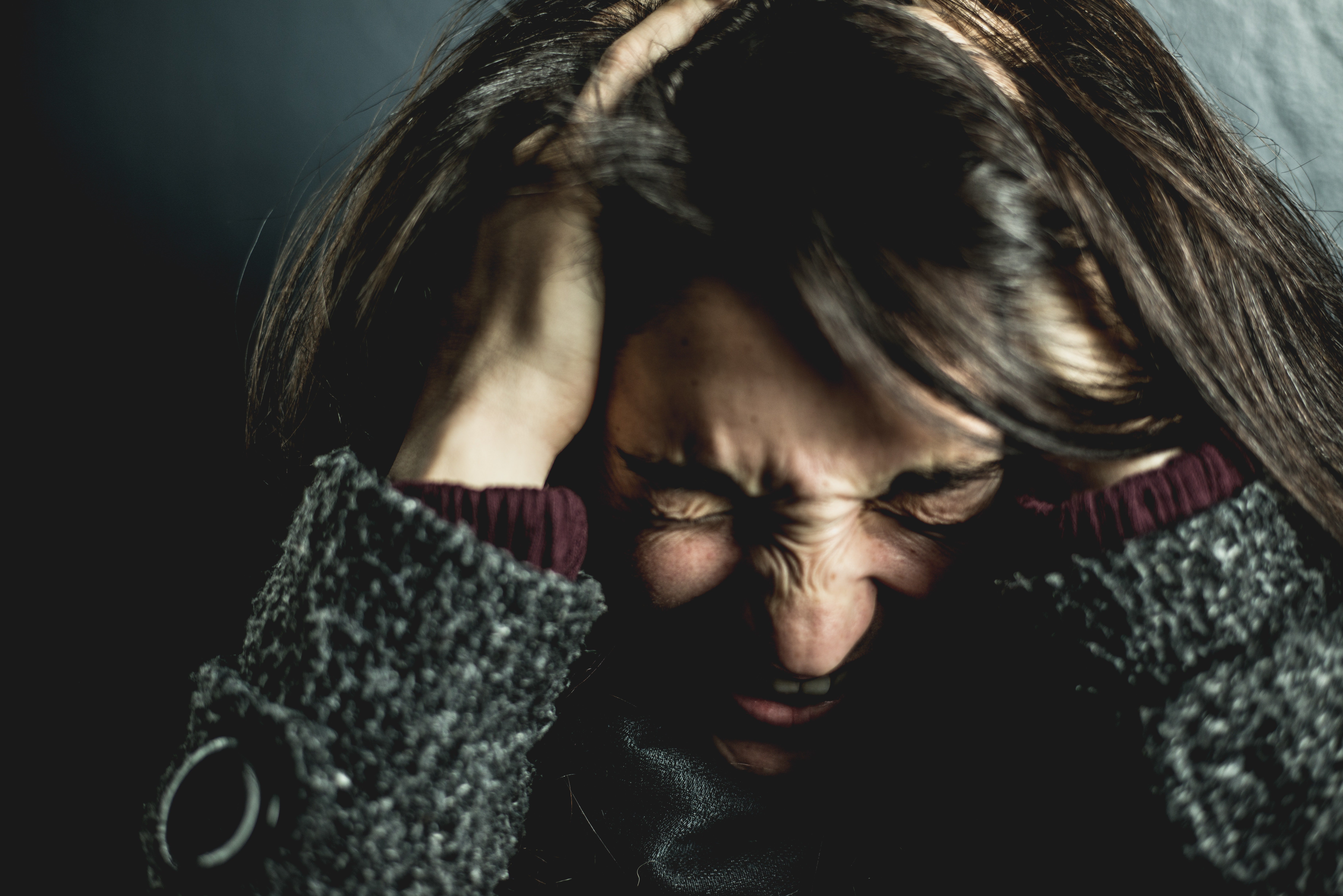 Una mujer angustiada con sus manos en su cabeza. | Foto: Pexels