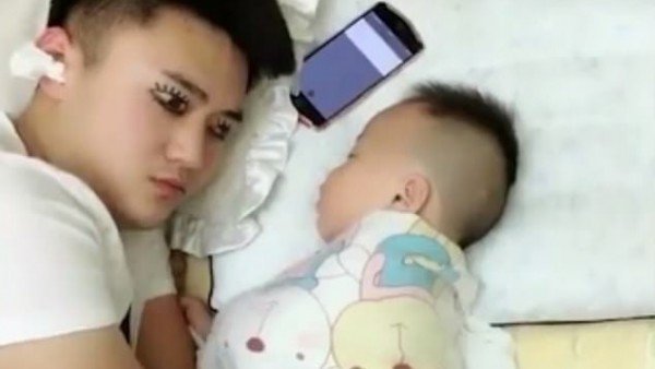 Padre e hijo durmiendo la siesta. | Foto: YouTube / Video Precede