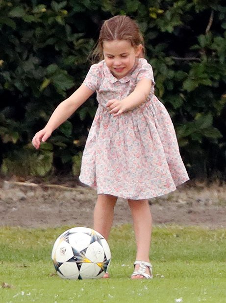Princess Charlotte jouant au football au match de Polo du "King Power Royal Charity", tenu au Club de Polo Billingbear, 10 juillet 2019. | Getty Images Princess Charlotte jouant au football au match de Polo du "King Power Royal Charity", tenu au Club de Polo Billingbear, 10 juillet 2019. | Getty Images