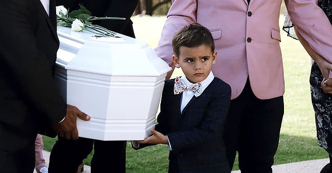 One of the Collard's kids carring the casket | Source: Facebook.com/BecauseofPiper