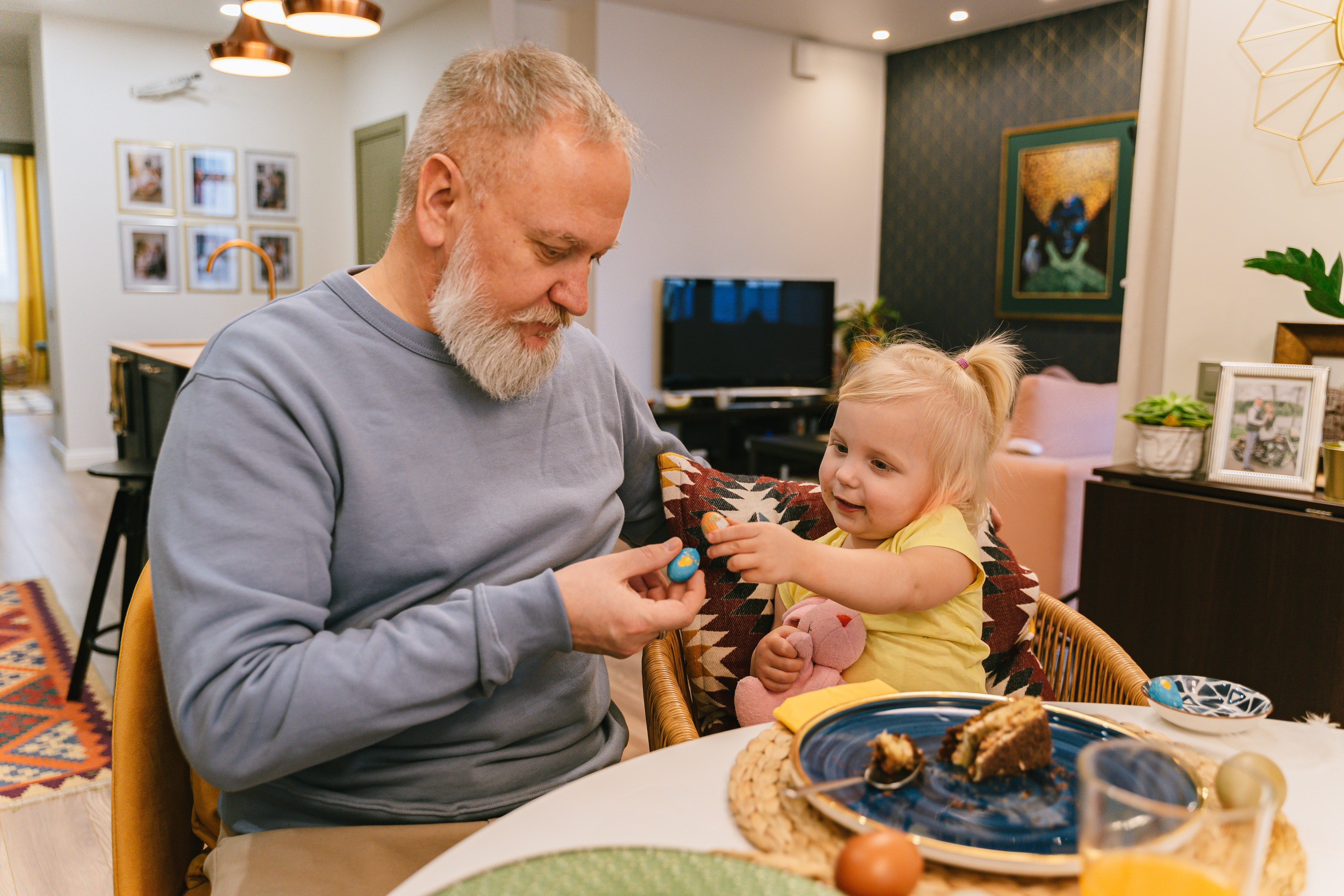 Hombre mayor jugando con una niña. | Foto: Pexels