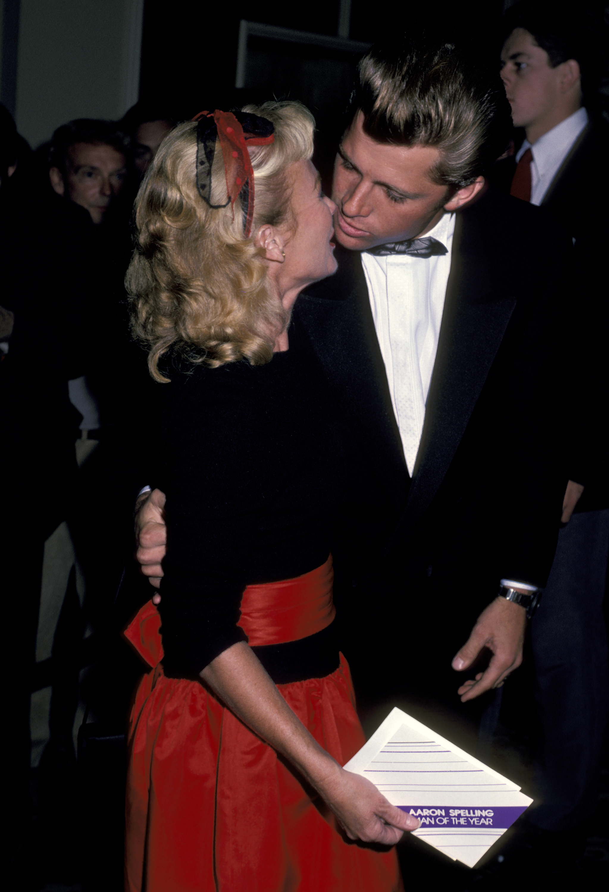 The actress and Maxwell Caulfield during Gala Dinner Tribute to Aaron Spelling on October 20, 1985, in Beverly Hills, California. | Source: Getty Images