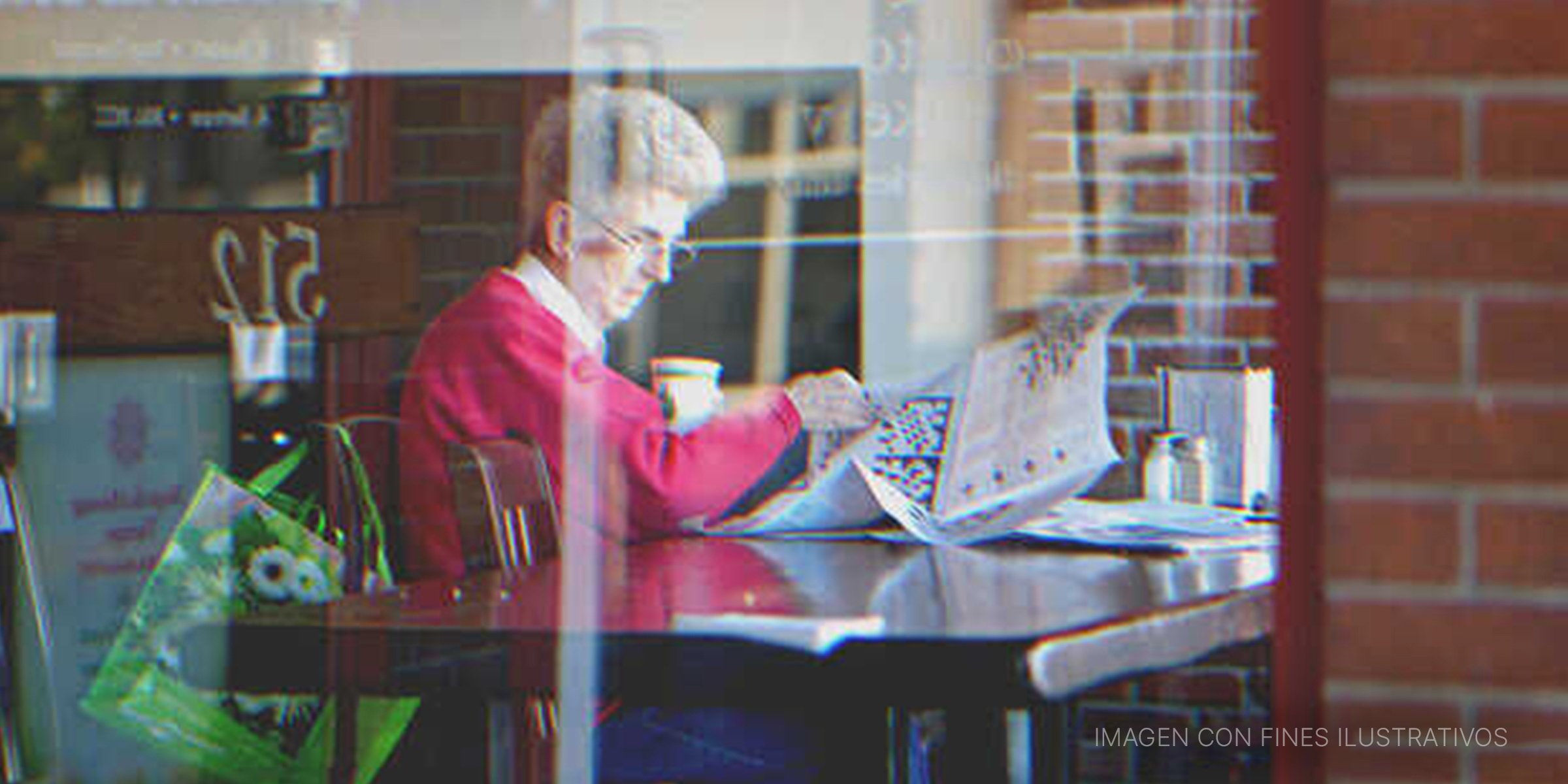 Una anciana en un restaurante | Foto: Shutterstock
