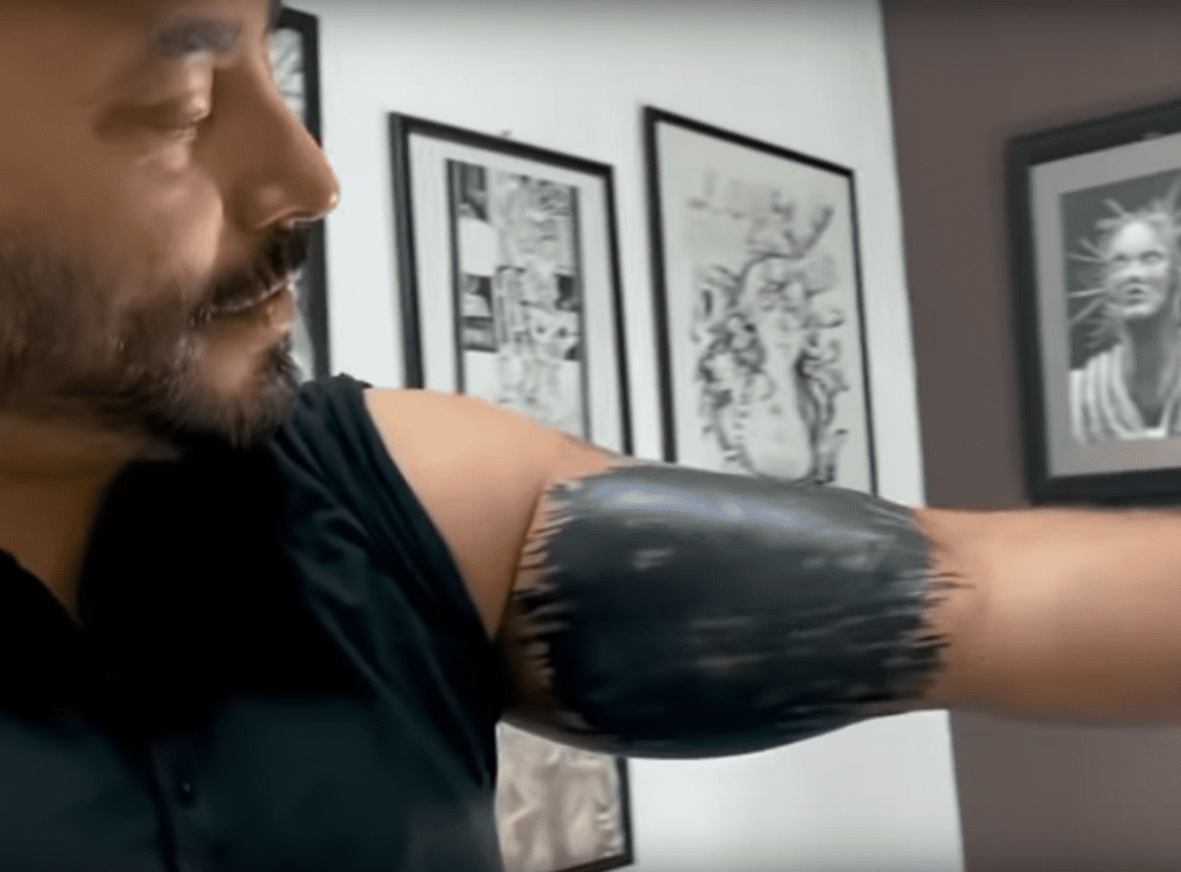 Lupillo Rivera mostrando el nuevo diseño de tatuaje que cubrió el del rostro de Belinda. | Foto: YouTube/Lupillo Rivera