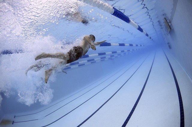 Nadador en una piscina. | Foto: Pixabay