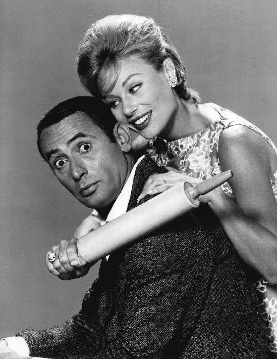 A publicity photo of Joey Bishop and Abby Dalton from an episode of the Joey Bishop sitcom, on  August 31, 1962. | Photo: NBC Photos, Wikimedia Commons