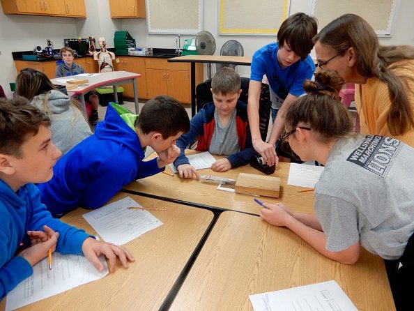 Photo of young school students performing an experiment using a Force Meter | Photo: Getty Images