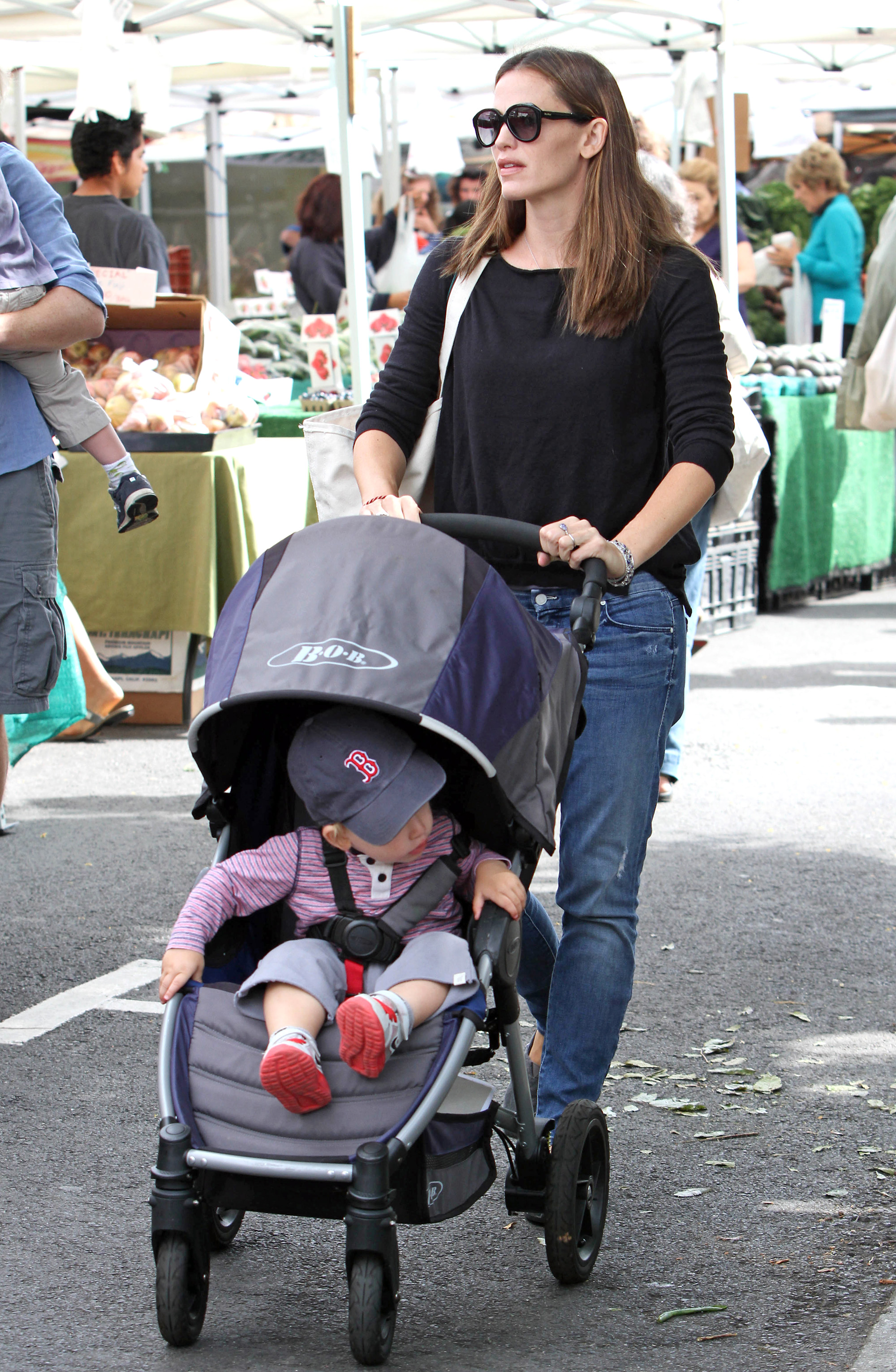 Jennifer Garner strolls with Samuel Garner Affleck in a public market on August 11, 2013, in Los Angeles, California. | Source: Getty Images