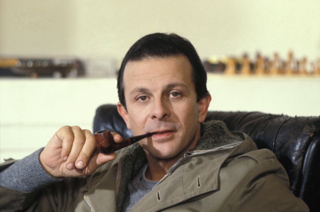 Roland Giraud le 20 janvier 1987 sur le tournage du film de "La Petite Allumeuse". l Source : Getty Images Roland Giraud le 20 janvier 1987 sur le tournage du film de "La Petite Allumeuse". l Source : Getty Images