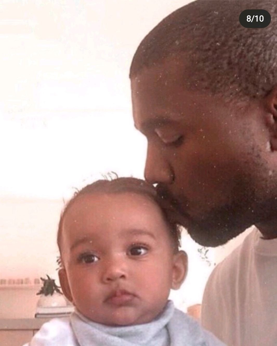 Photo of Kanye kissing his daughter, Chiicago. | Photo: Instagram / krisjenner
