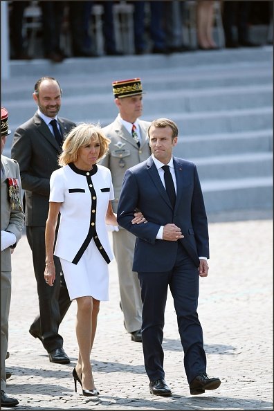 Le Président de la République française, Emmanuel Macron et son épouse Brigitte Macron, assistent au défilé militaire à l'occasion de la fête nationale le 14 juillet 2018 à Paris.|Photo : Getty Images.