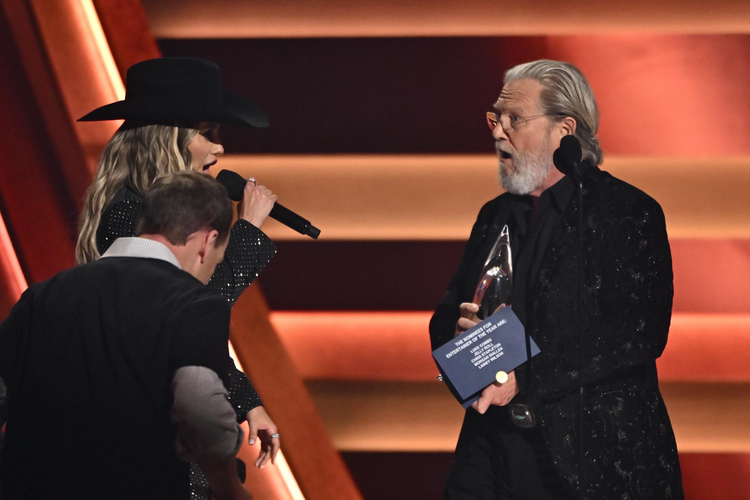 Lainey Wilson and Jeff Bridges on November 20, 2024, in Nashville, Tennessee | Source: Getty Images