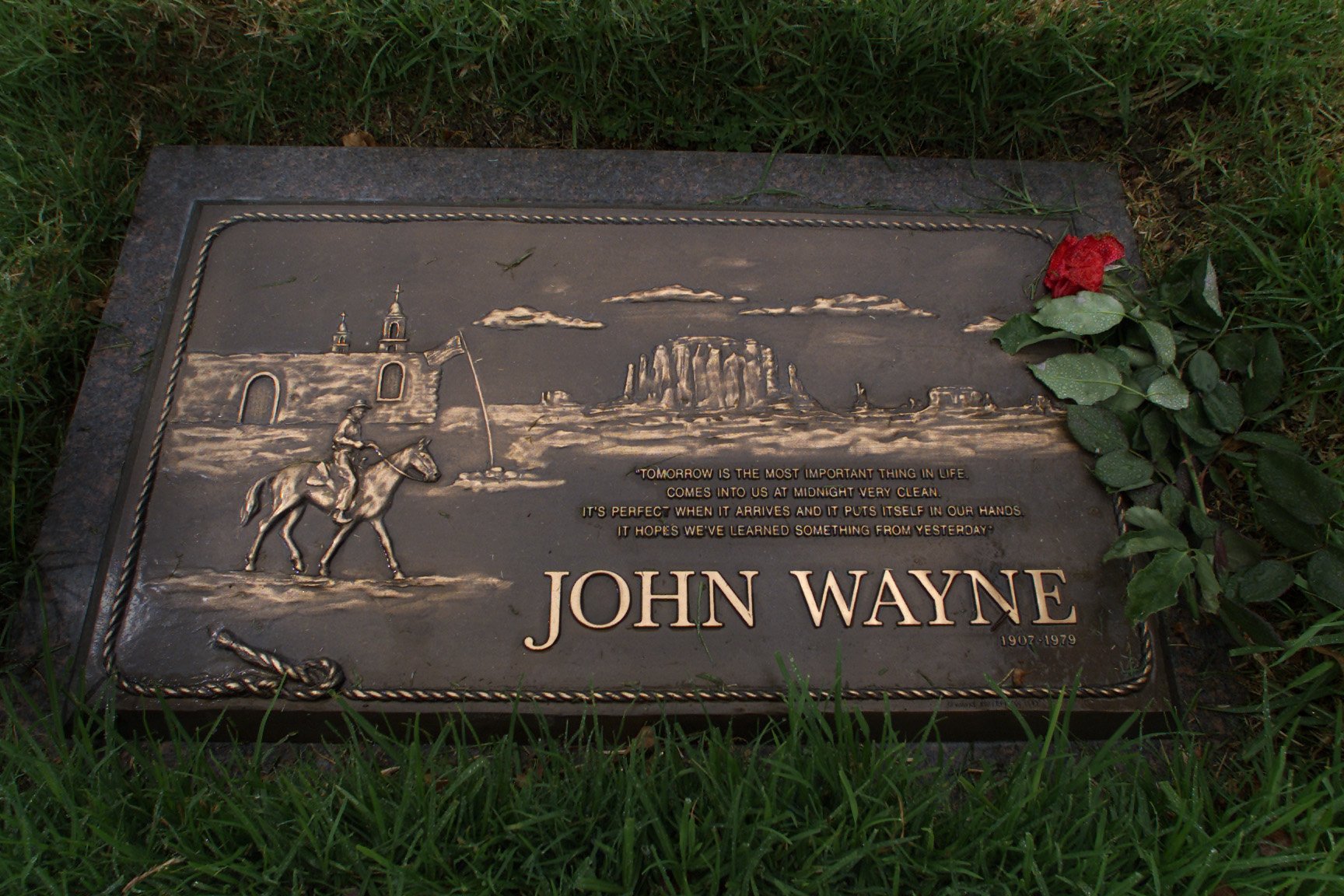 L'une des sépultures les plus célèbres du comté d'Orange est celle de John Wayne, dont la pierre tombale est ornée d'une rose fraîche au Pacific View Memorial Park de Newport Beach. | Source : Getty Images