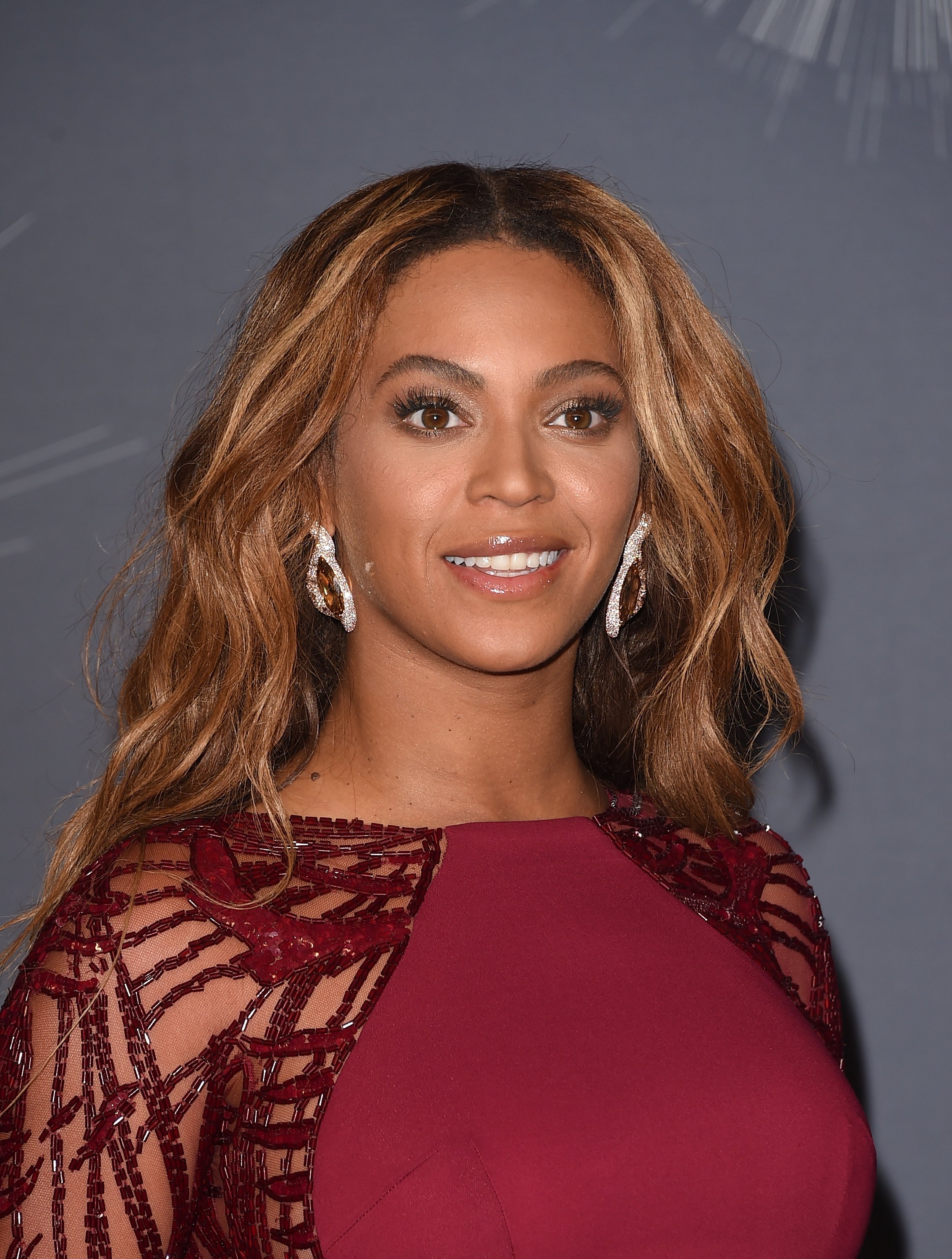 Beyoncé Stuns Shows off Her Legs as She Poses with Mom Tina Lawson in ...