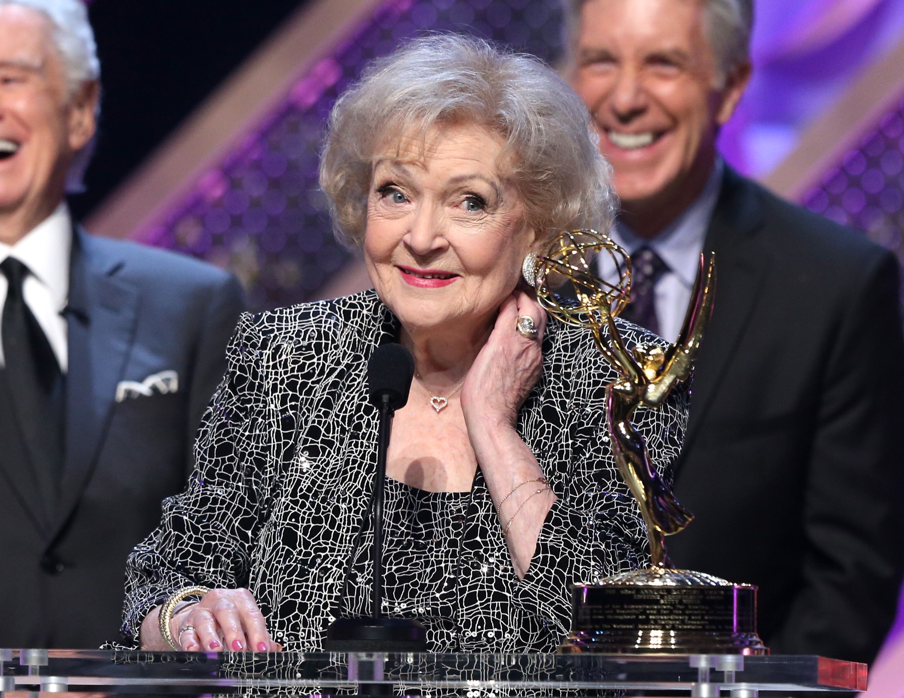 Betty White accepts Daytime Emmy Lifetime Achievement Award onstage at Warner Bros. Studios on April 26, 2015 | Photo: Getty Images