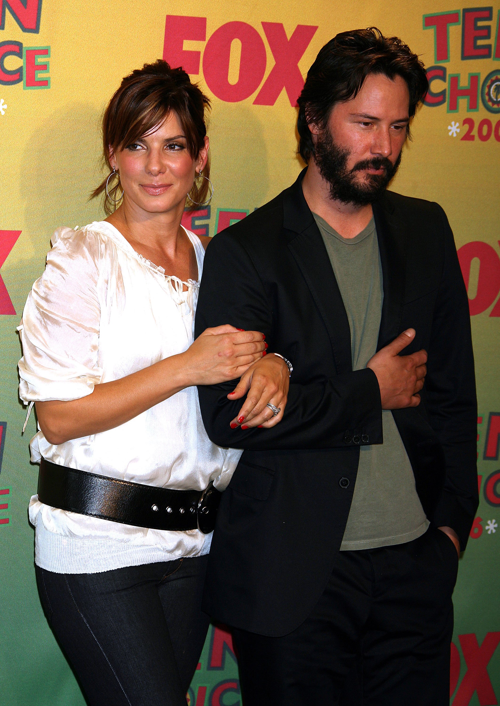 Sandra Bullock and Keanu Reeves during 2006 Teen Choice Awards - Press Room at Gibson Amphitheatre in Universal City, California | Source: Getty Images