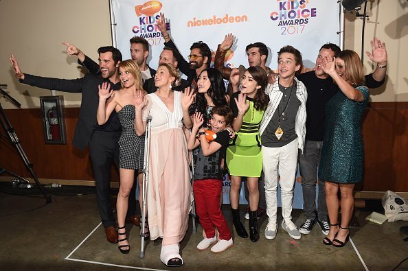The cast of Fuller House poses backstage at Nickelodeon's 2017 Kids' Choice Awards at USC Galen Center on March 11, 2017 in Los Angeles, California | Photo: Getty Images