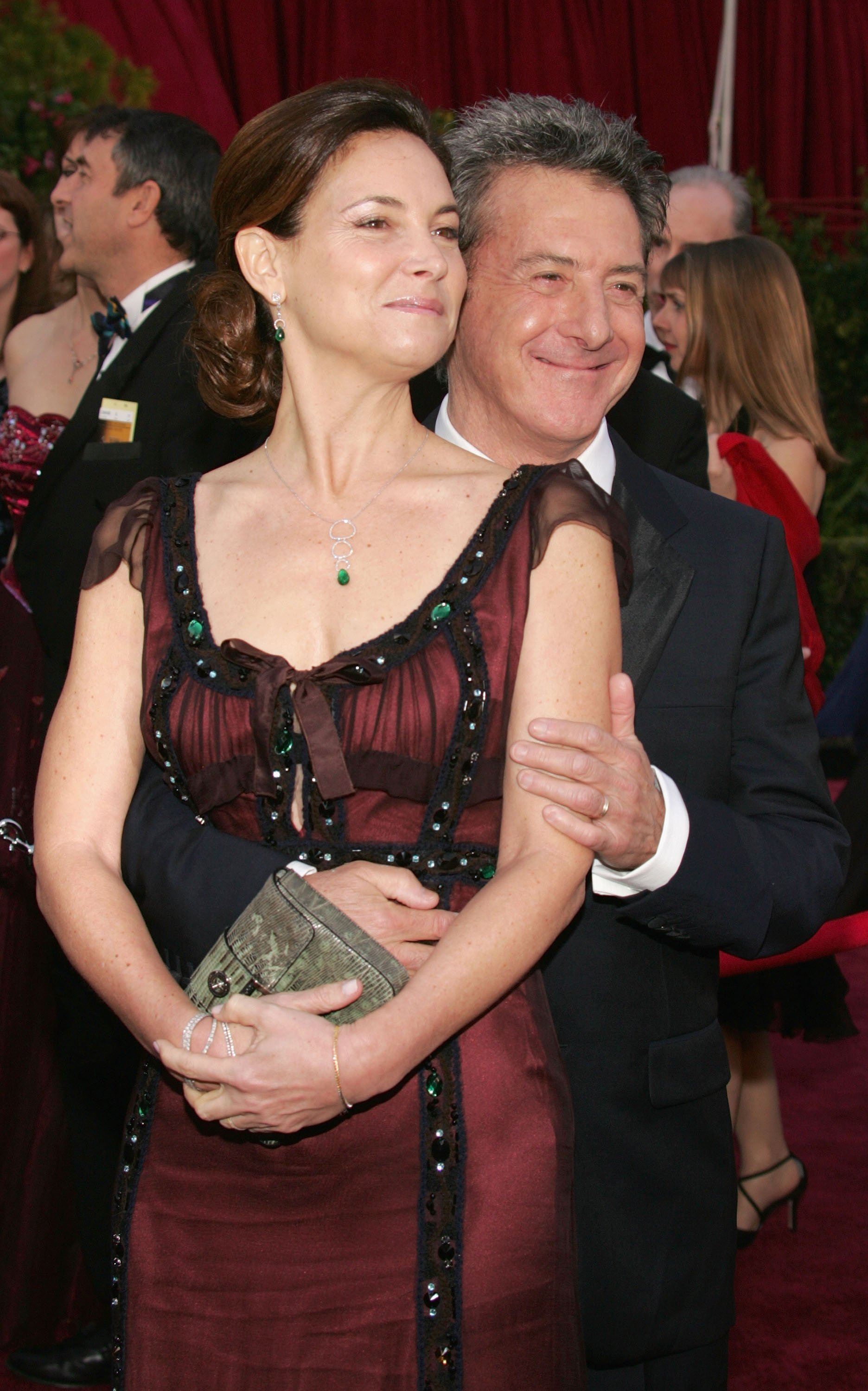 Dustin Hoffman y su esposa Lisa en la 77ª Entrega Anual de los Premios de la Academia en el Teatro Kodak, el 27 de febrero de 2005 en Hollywood, California. | Foto: Getty Images