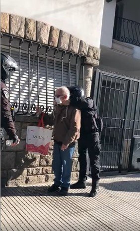 Solís ayudando al anciano con un tapabocas. | Foto: Facebook / fiorella.solis.9