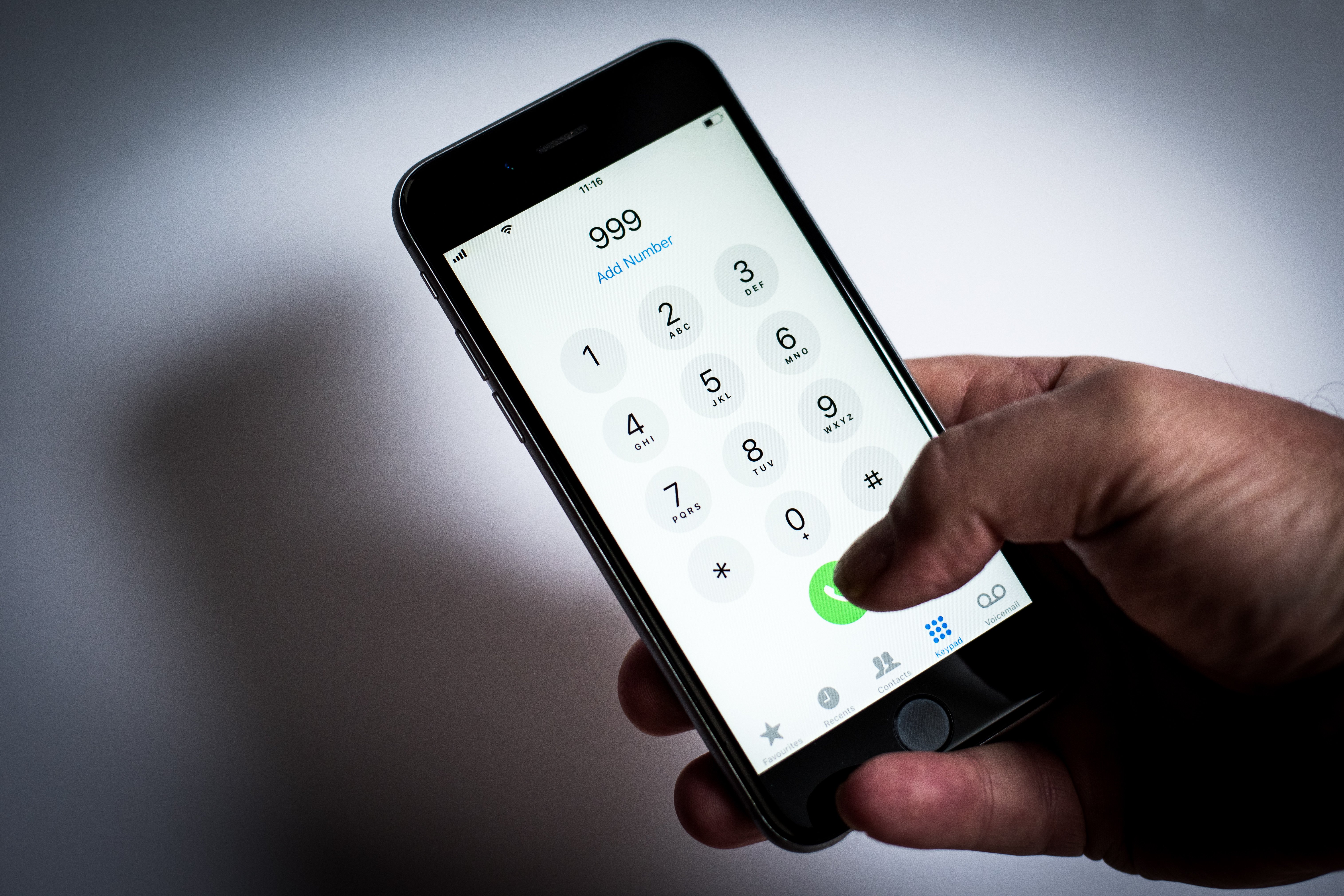 Una persona marcando un número a través de un teléfono celular. | Foto: Shutterstock