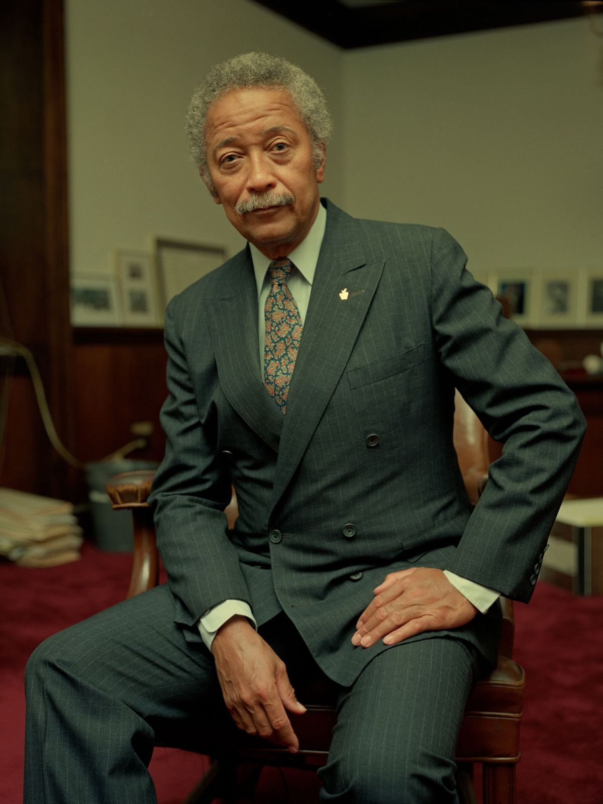 David N. Dinkins poses for a portrait in his office in November 1986 in New York City, New York | Photo: Karjean Levine/Getty Images
