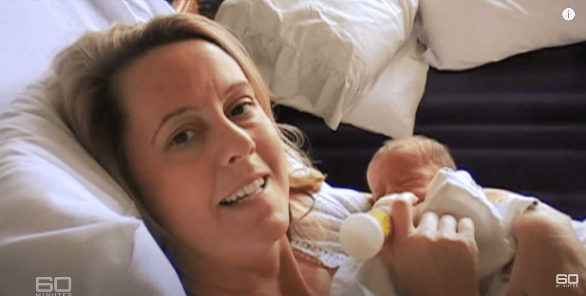 Carolyn Savage füttert Baby Logan nach der Geburt. | Quelle: Youtube.com/60 Minutes Australia