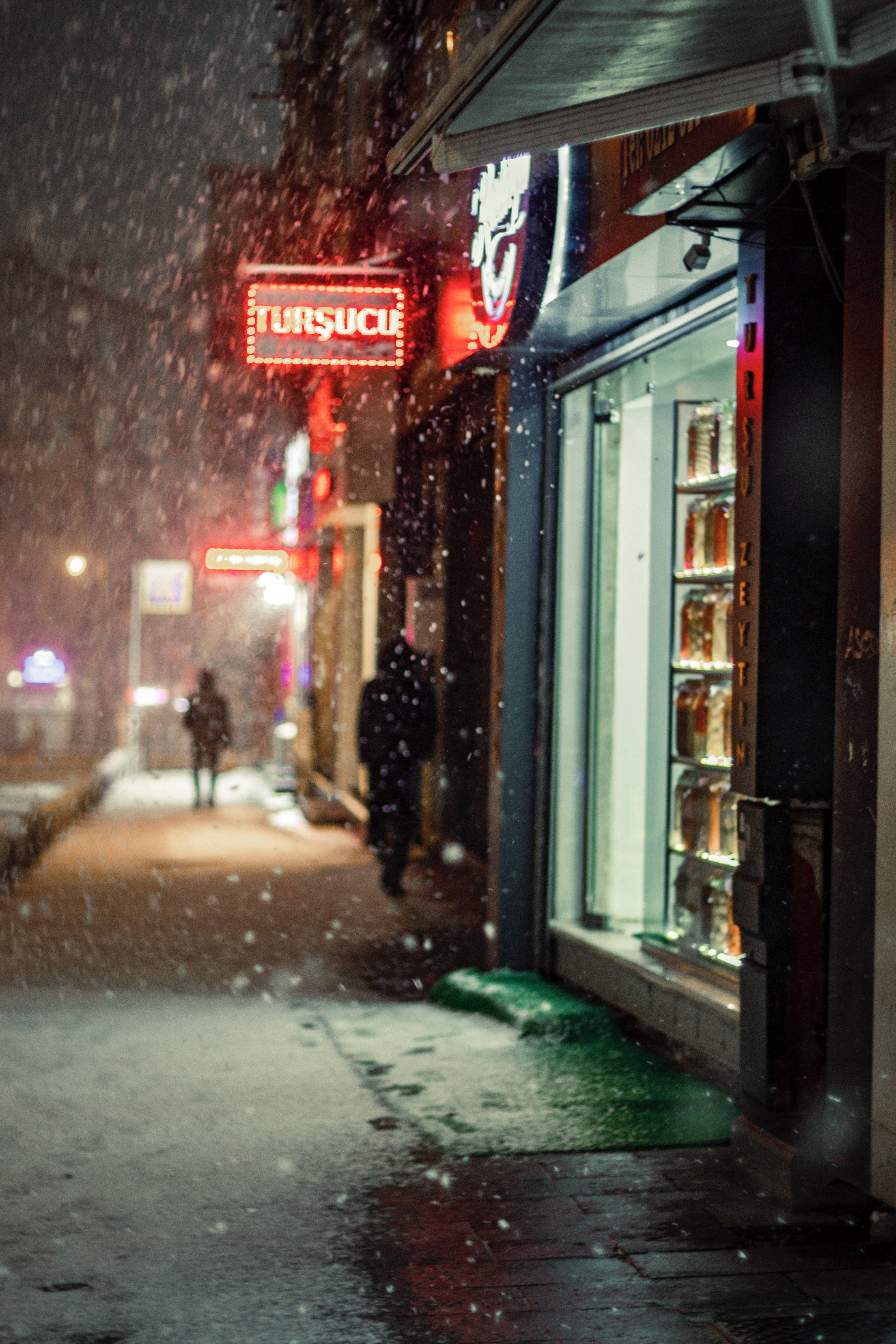 Peter offered to buy Carl some pizza. | Photo: Pexels