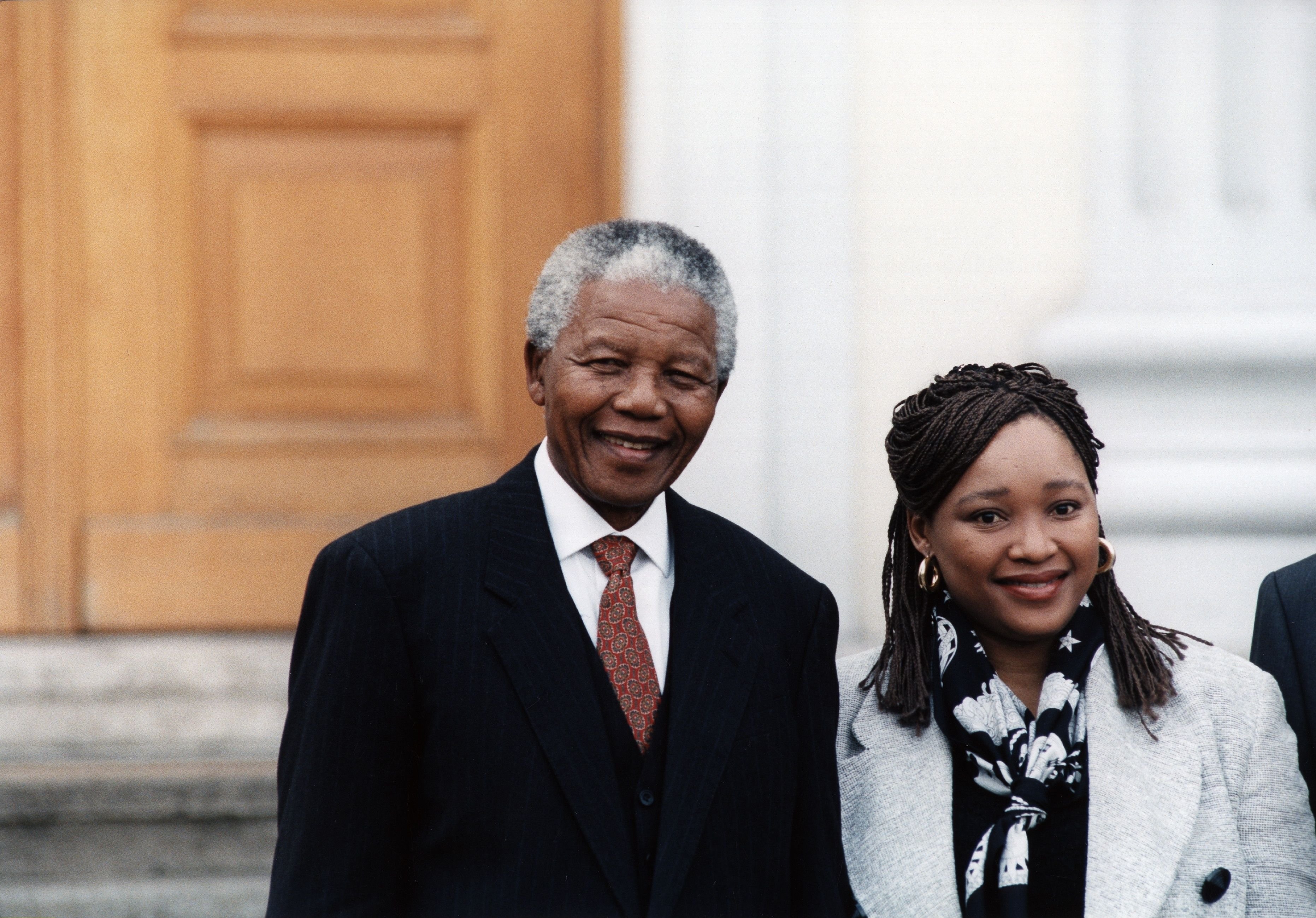 Former President of South Africa Nelson Mandela, with his daughter Zindzi Mandela-Hlongwane| Photo: Getty Images