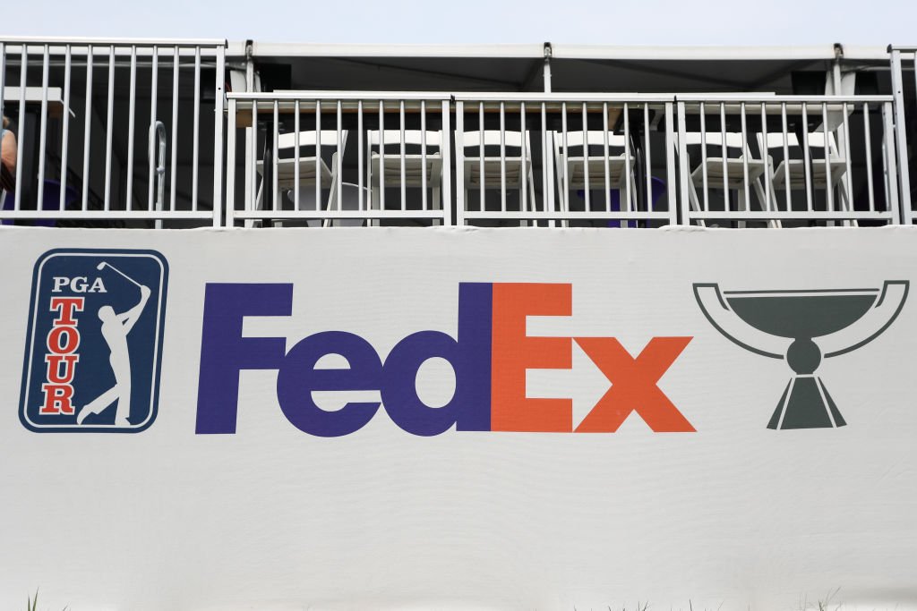Un panneau de la PGA Tour et de la FedEx Cup est affiché. | Photo : Getty Images