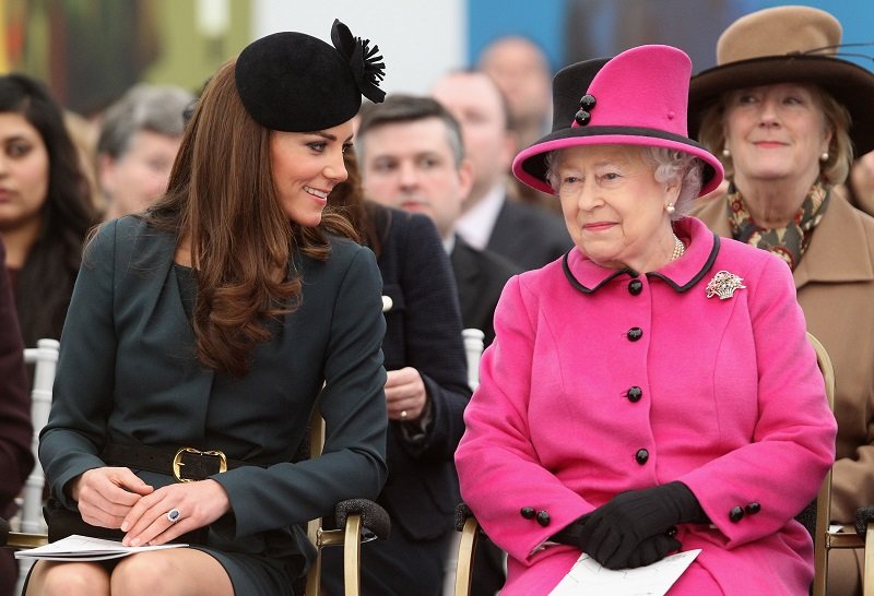 Königin Elizabeth und Herzogin Kate Middleton am 8. März 2012 in Leicester, England | Quelle: Getty Images