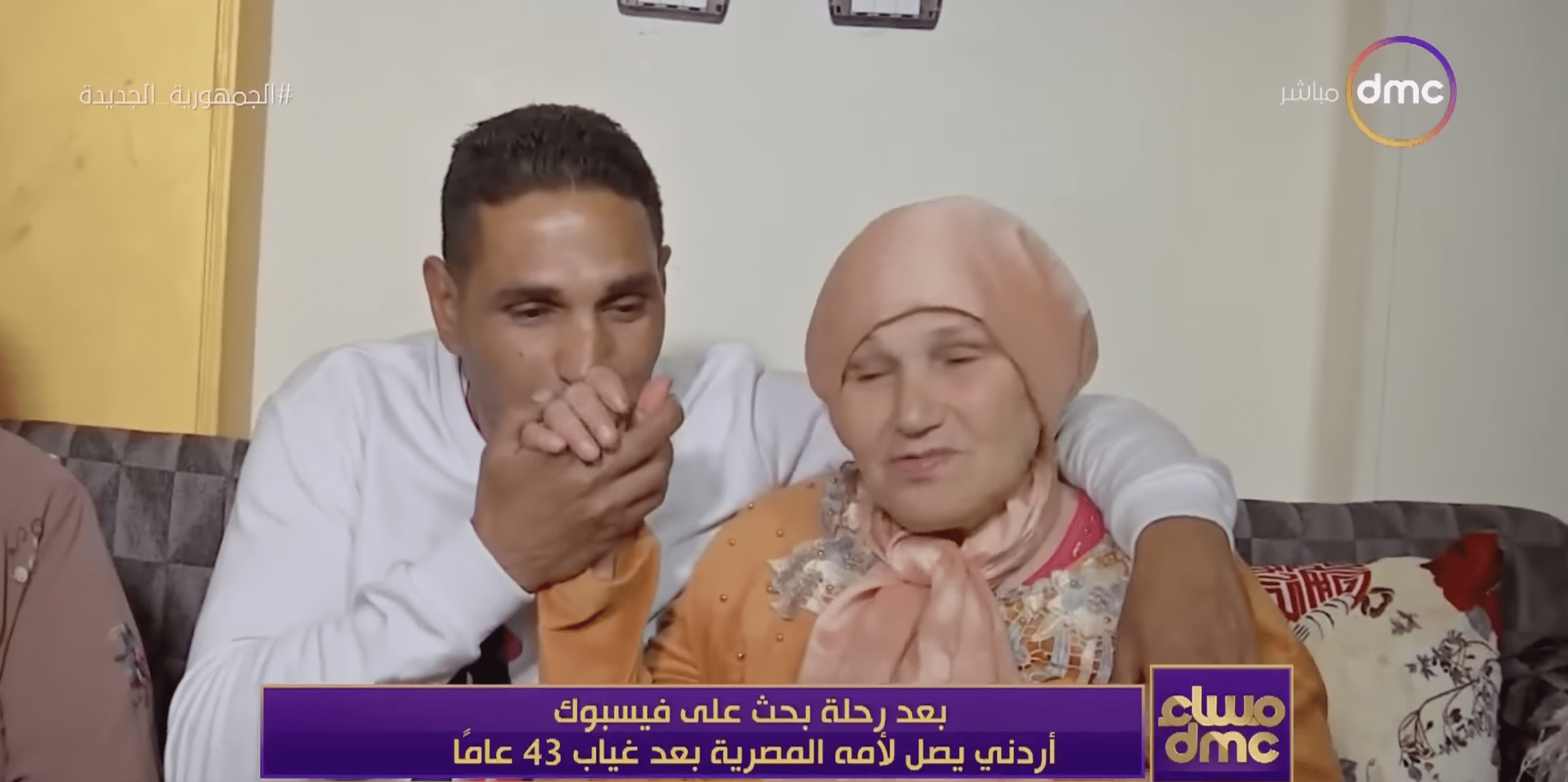 Wissam Mohamed planta un beso en la mano de su madre. | Foto: YouTube.com/dmc