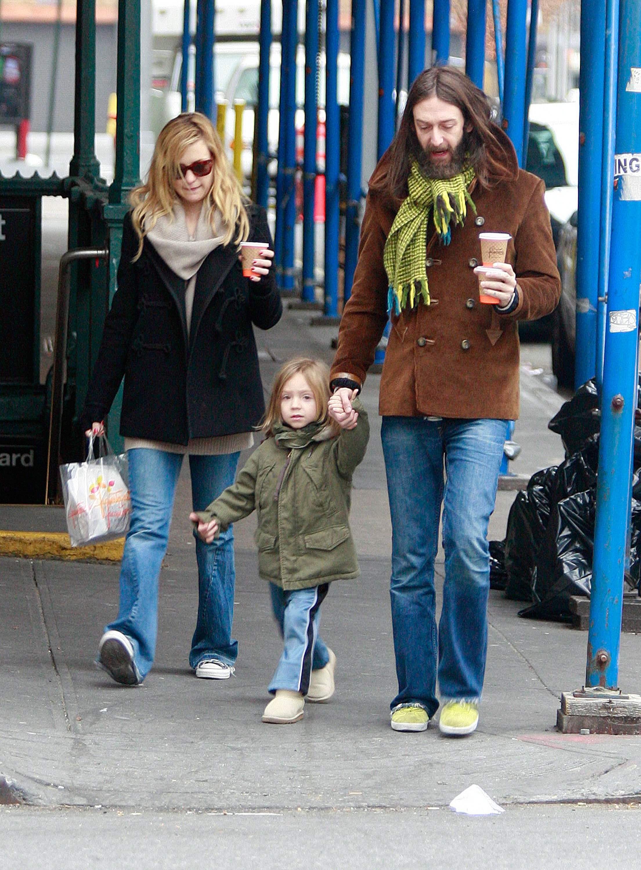 Kate Hudson and her ex husband Chris Robinson pictured walking with their son Ryder Robinson in SOHO on December 9 2007 in New York City, New York. / Source: Getty Images