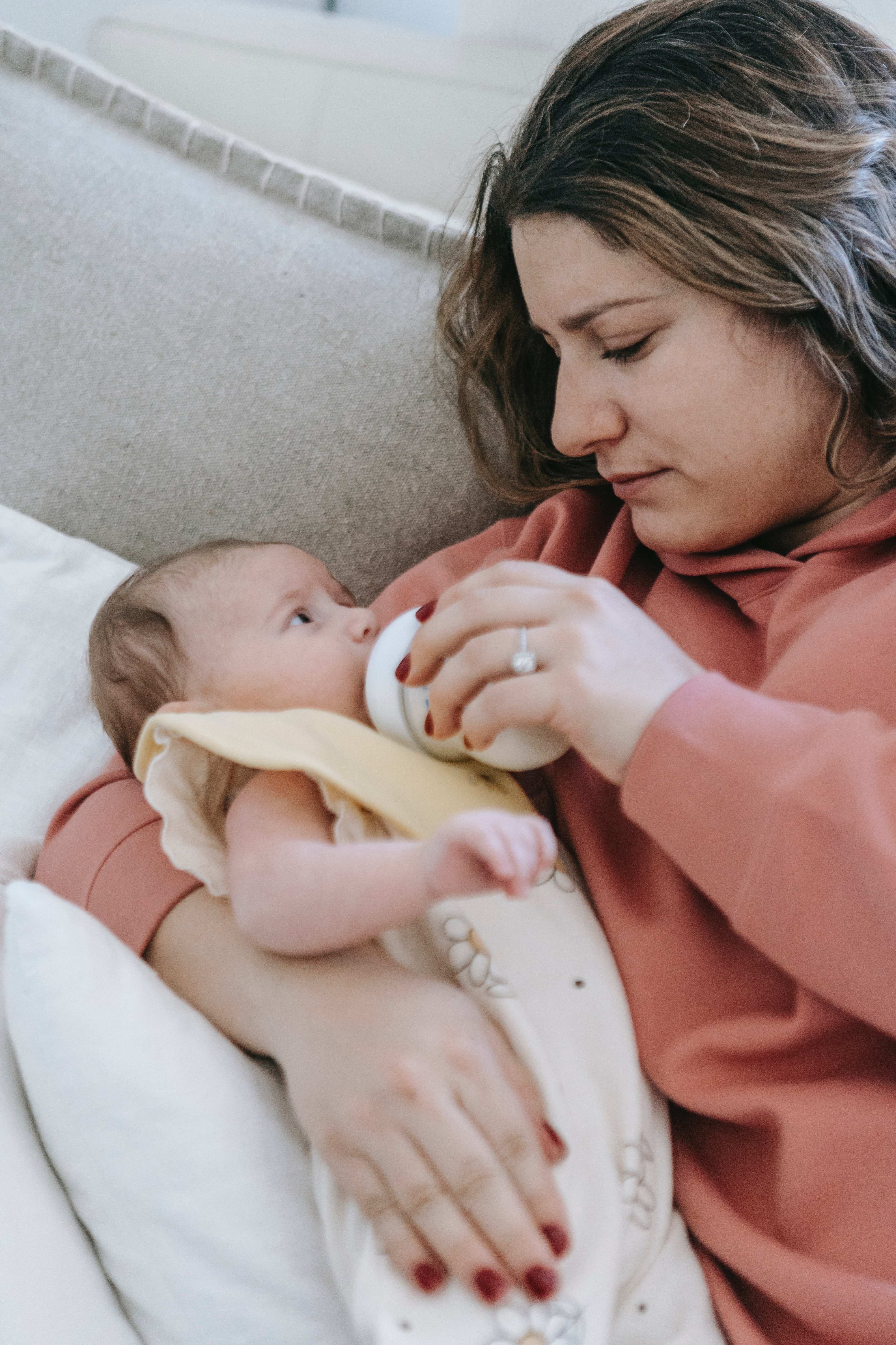 A mother feeds a baby from the bottle. | Source: Pexels