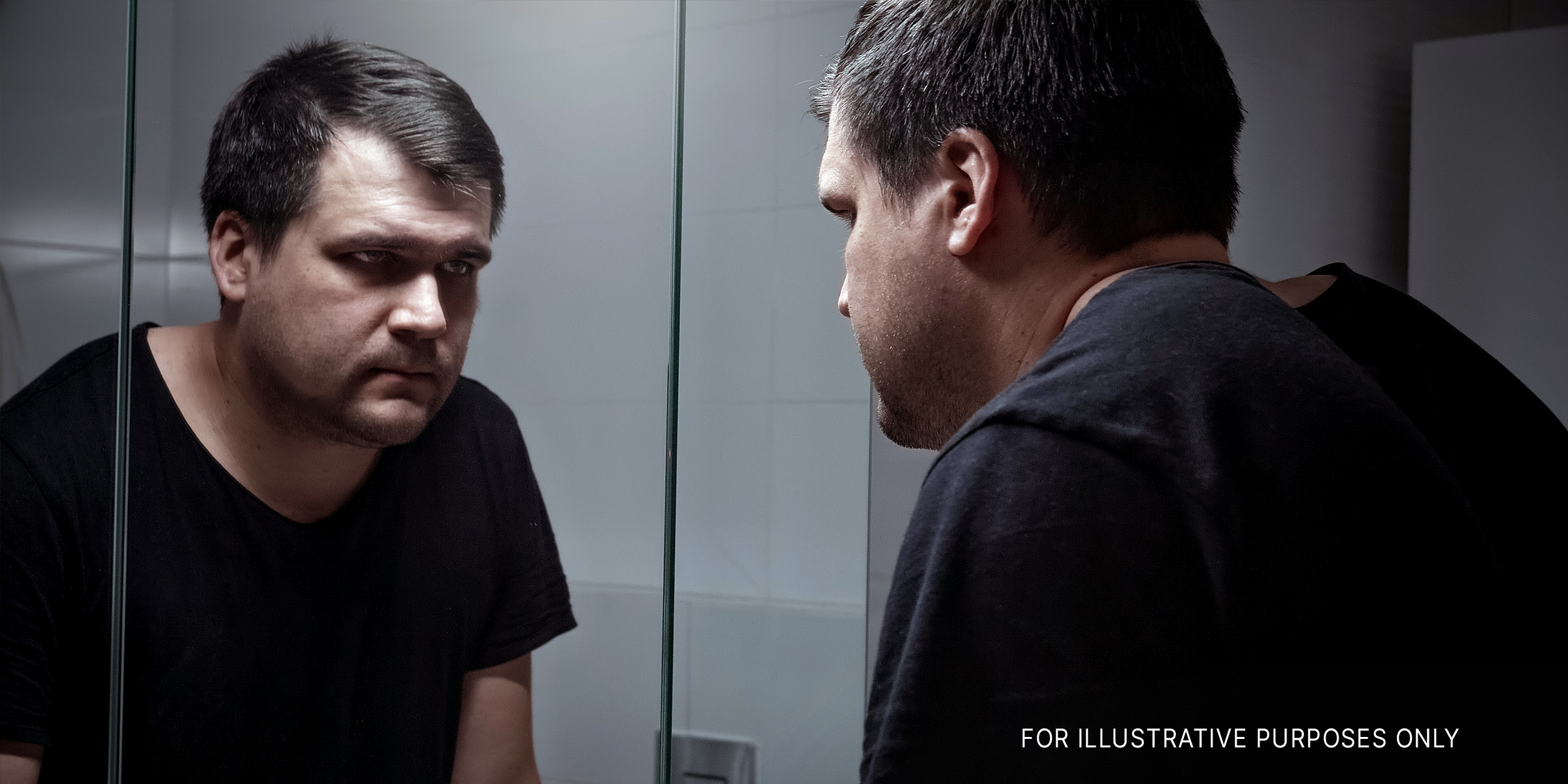 A man looking at himself in the mirror | Source: Shutterstock