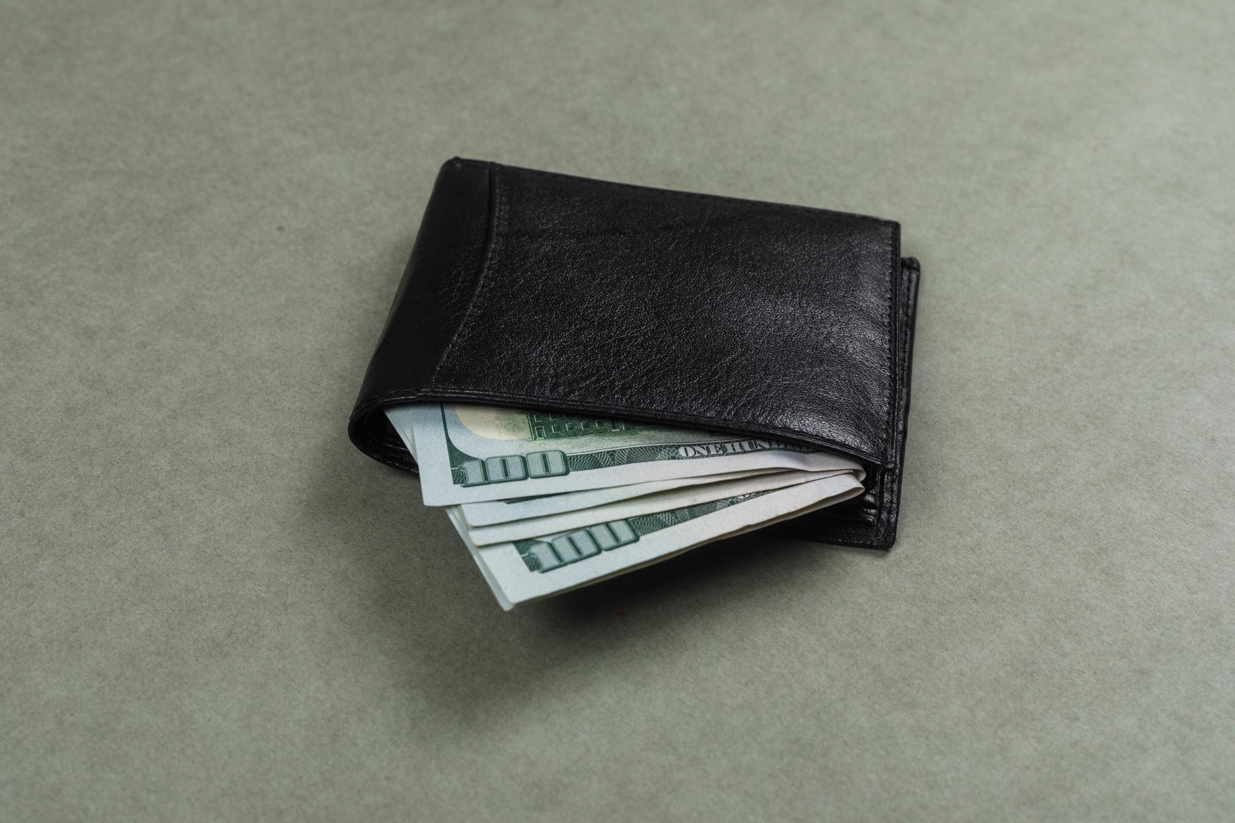 Lori drops her wallet stashed with money | Source: Freepik